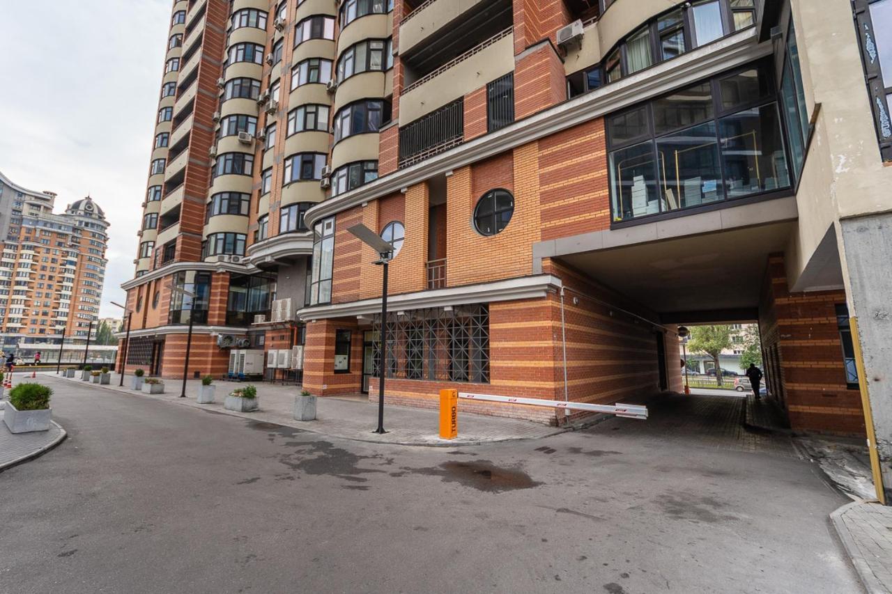 New Building Near Arena City Lesi Ukrainky 7A 키예프 외부 사진